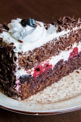 Шоколадный торт с вишней и крем (53 фото)
