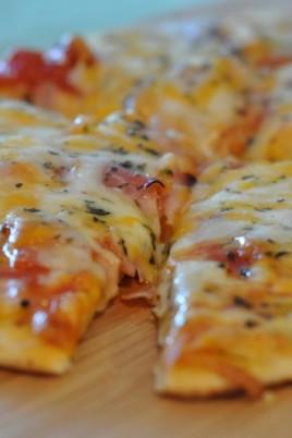 Пицца с плавленным сыром и колбасой (61 фото)