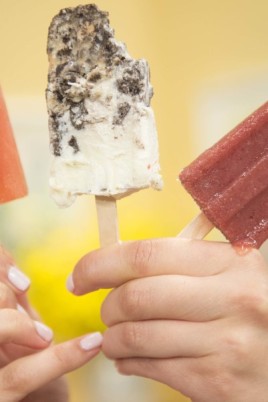 Мороженое на палочке в руке (47 фото)