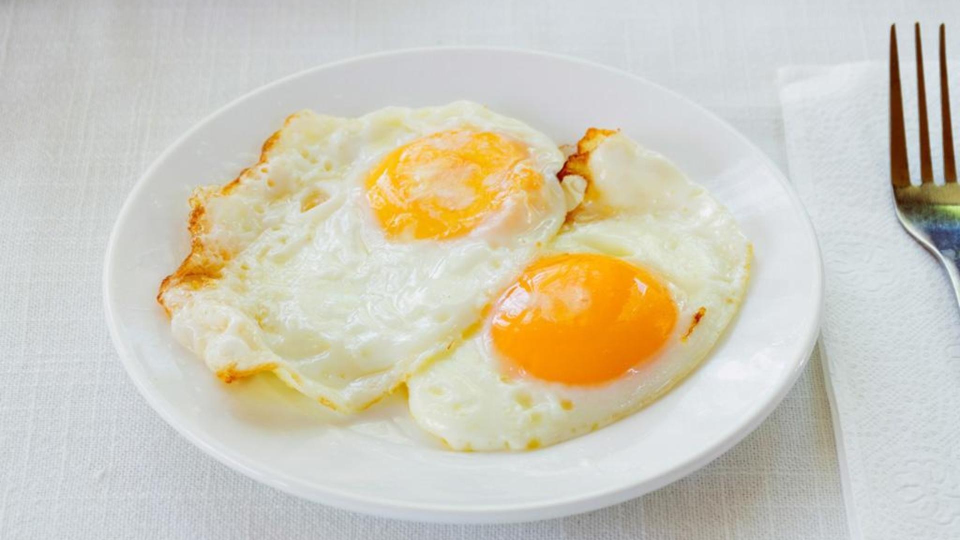 Яйцо обжаренное с двух. Яичница омлет глазунья. Яичница из 2 яиц. Яичница на тарелке. Жареные яйца.