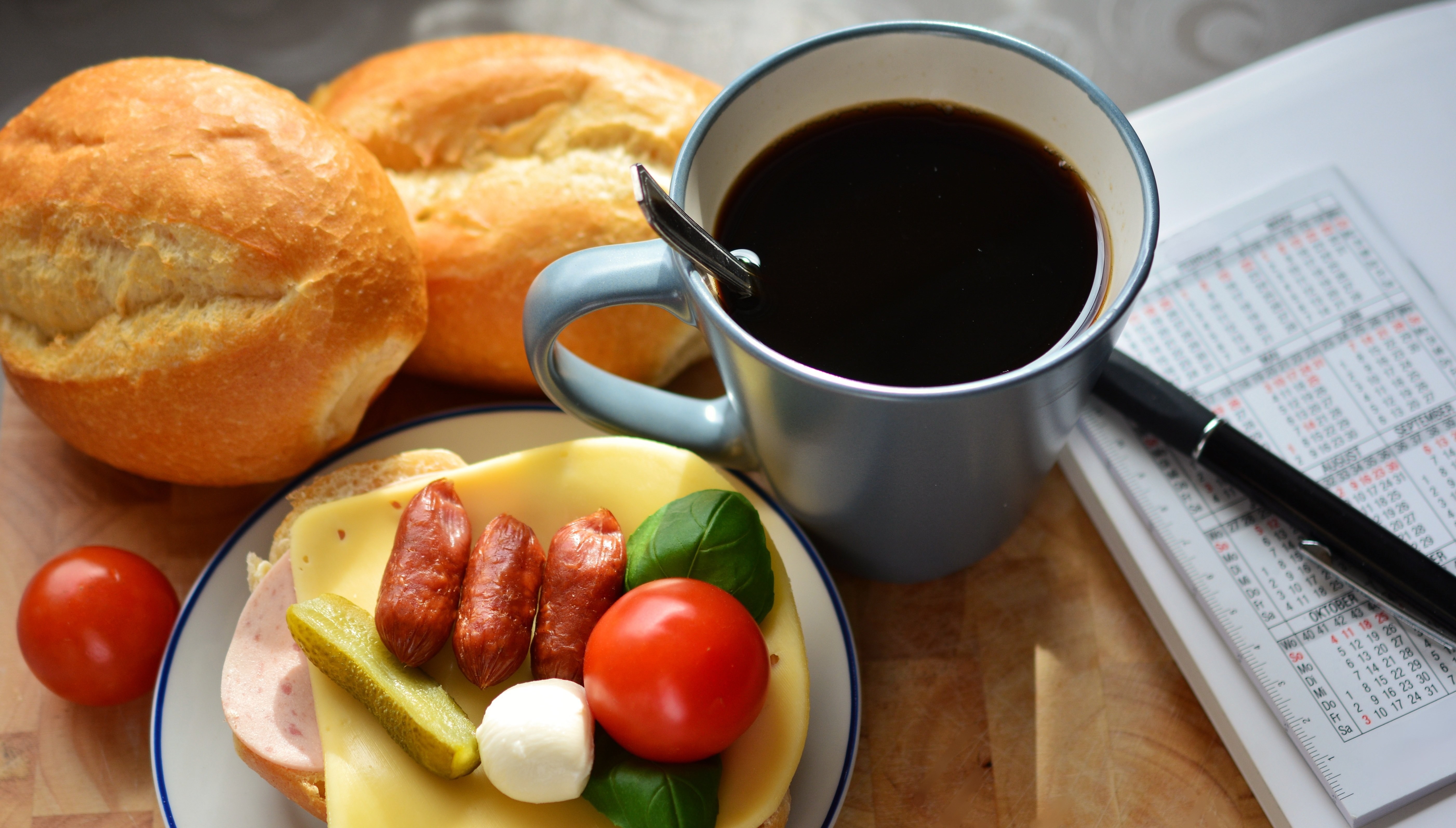 Чай сахар колбаса сыр хлеб. Завтрак с кофе. Чай с бутербродом. Завтрак бутерброды и чай. Завтрак кофе и бутерброд.