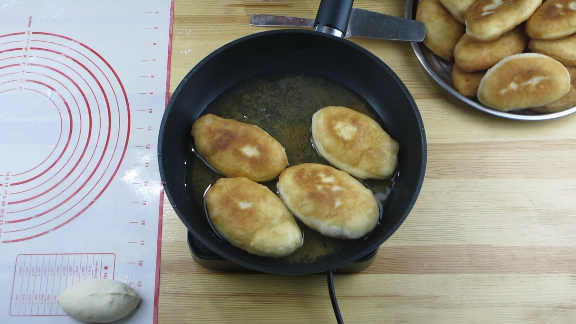 Масло для жарки пирожков на сковороде. Пирожки жареные. Постные пирожки с картошкой жареные на сковороде. Пирожок с картошкой жареный в масле. Пирожки в кастрюле.