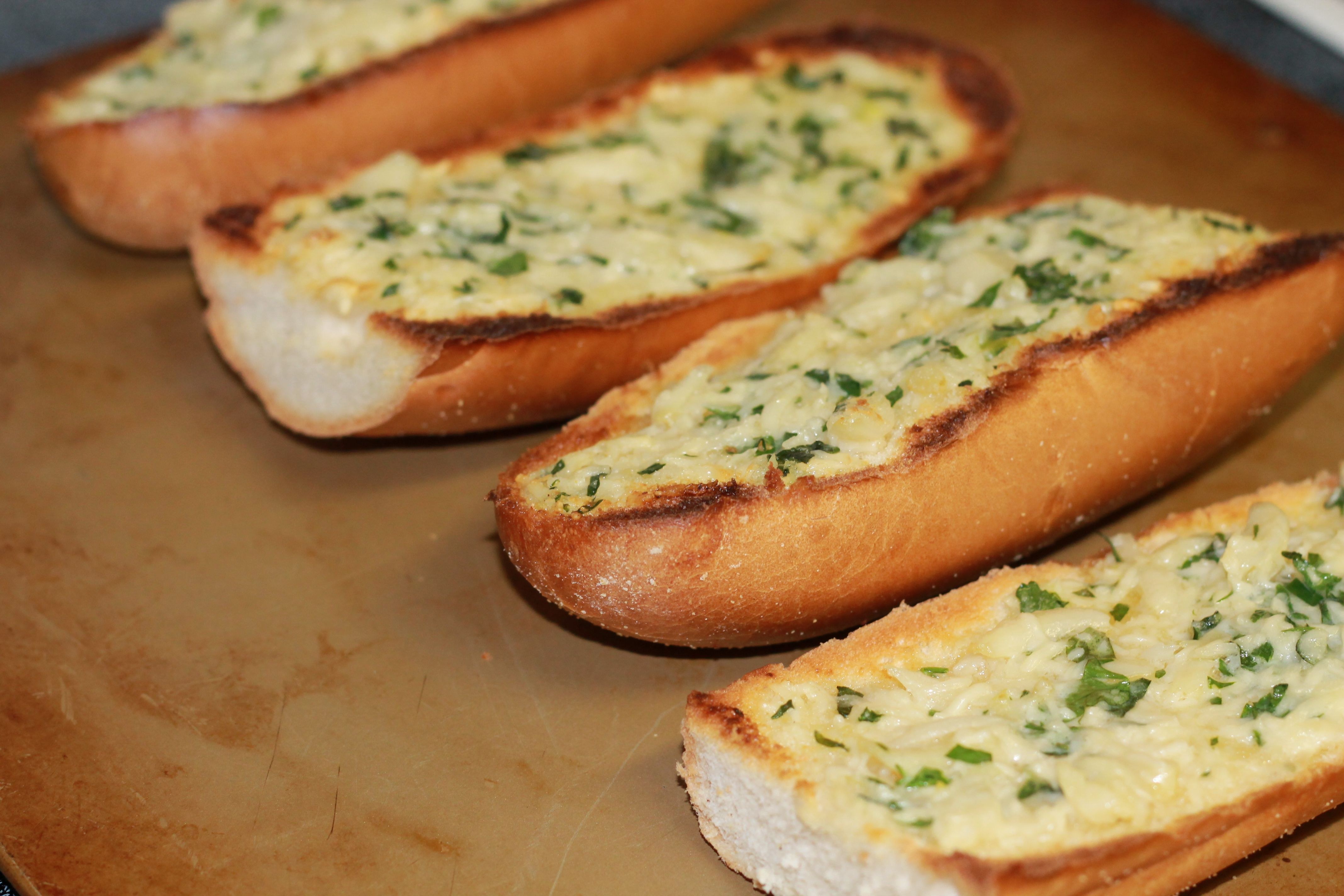 Хлеб с маслом рецепт. Батон для бутербродов. Чесночный багет с сыром. Бутерброд из батона. Горячие бутерброды на багете.