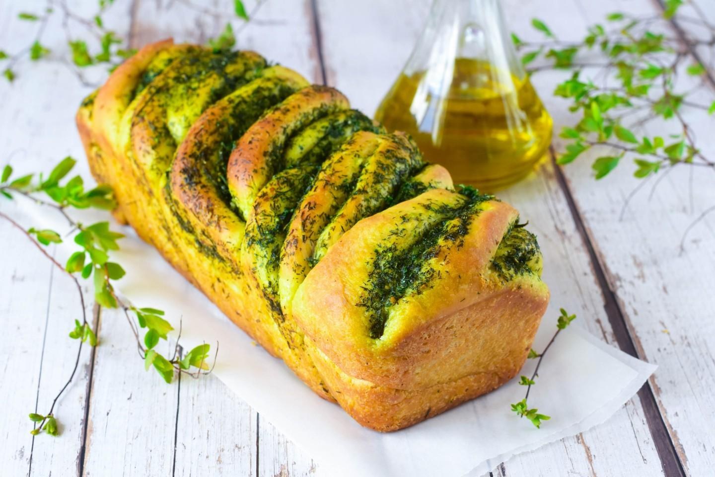 Хлеб с сыром и чесноком рецепт. Хлеб с чесноком и зеленью в духовке. Чесночный хлеб с зеленью. Батон с чесноком и зеленью в духовке. Хлеб с сыром и зеленью.