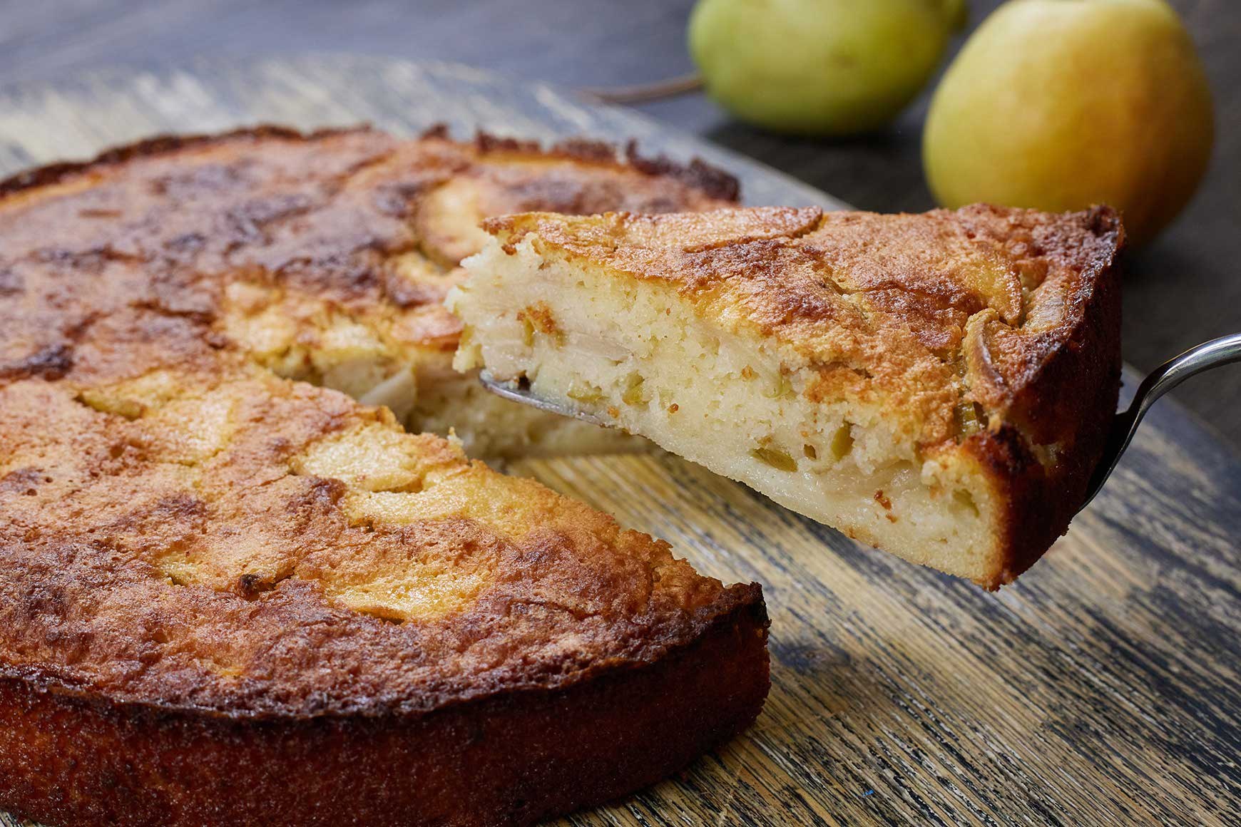 Яблочный пирог в духовке на кефире простой. Шарлотка с грушами на кефире. Яблочный пирог манник. Шарлотка на кефире с яблоками. Пирог с яблоком и грушей.