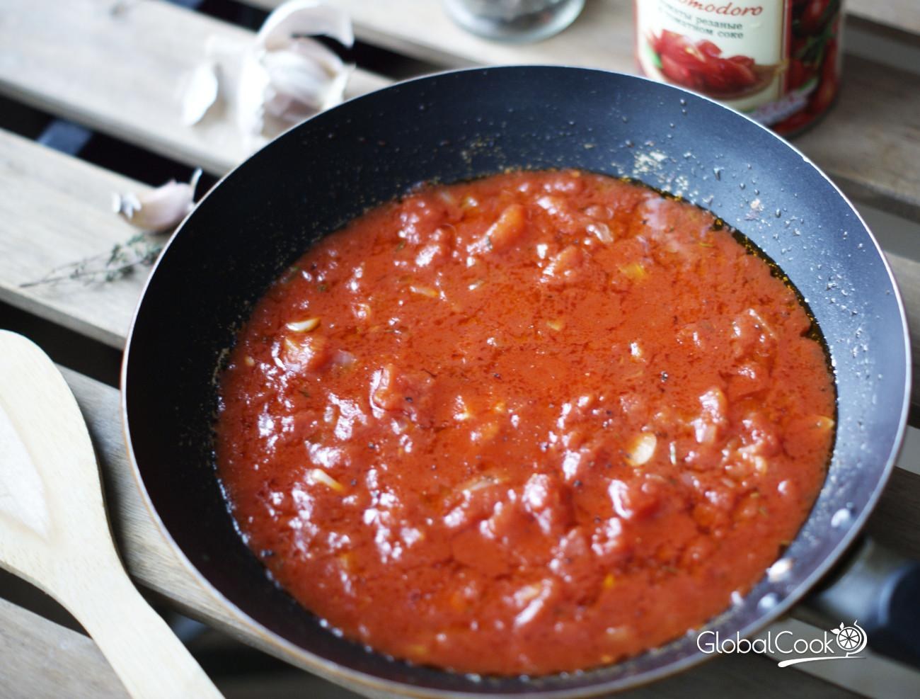 Лук томатная паста масло. Пассерование томатного пюре. Томат соус. Томатно сметанный соус. Томатный соус с луком.