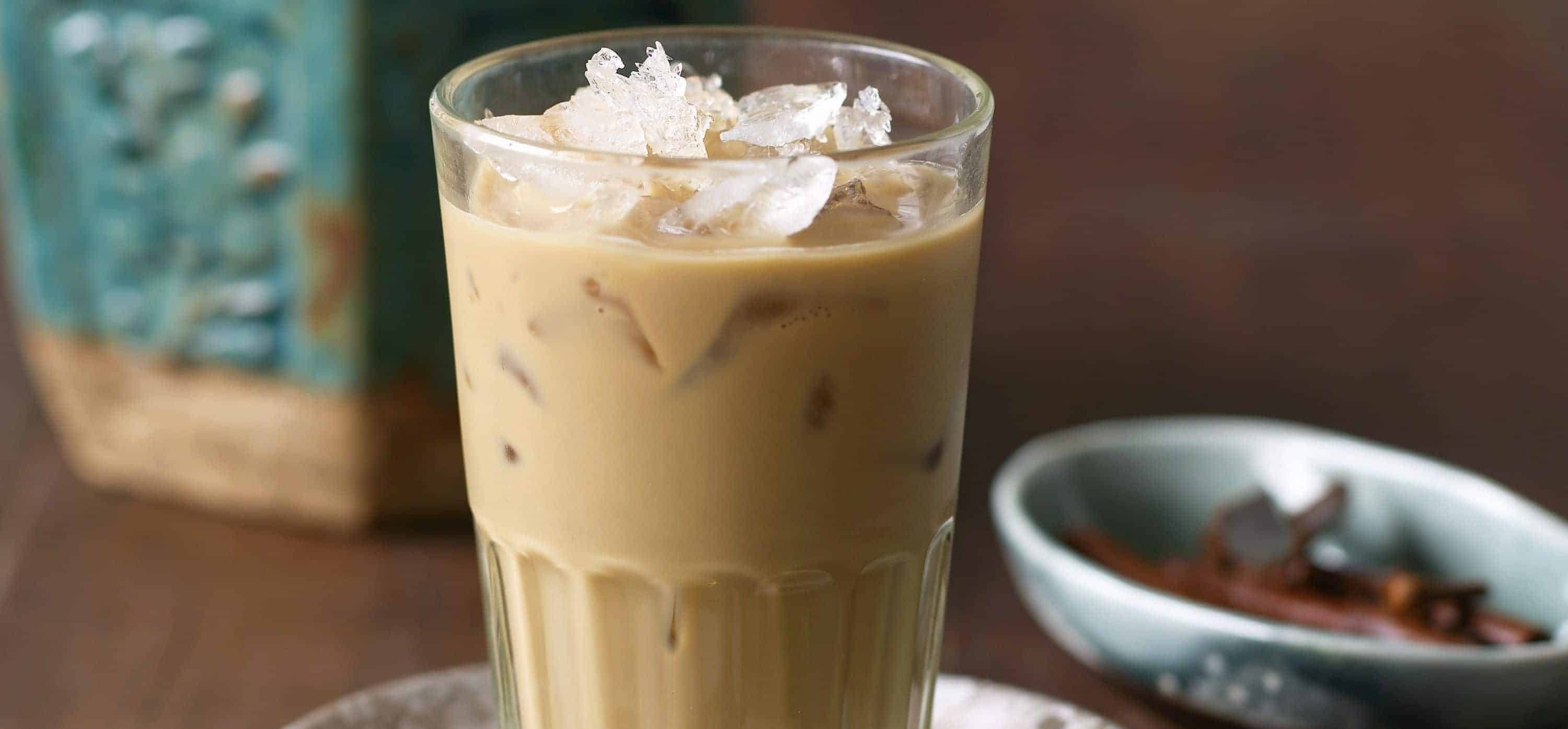 Как приготовить холодный кофе. Айс латте. Кофе со льдом. Холодный кофе. Кофейный молочный коктейль.