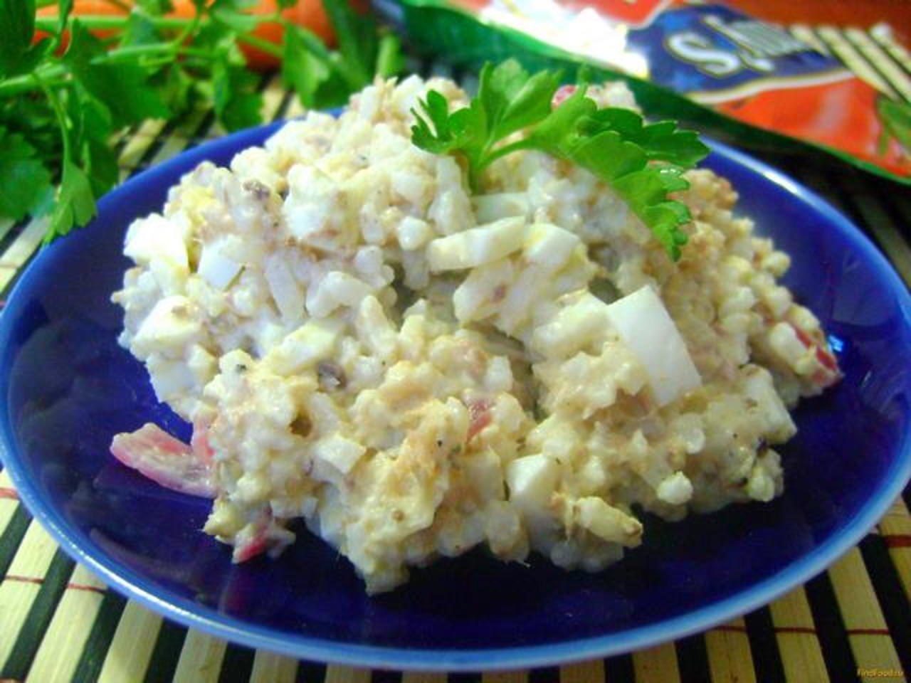 Салат с рыбной консервой и рисом
