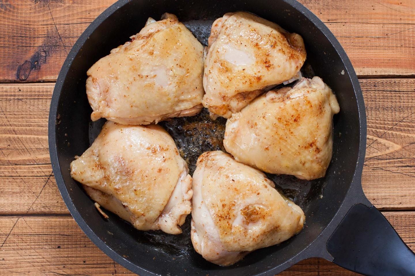 Вкусно бедра курицы на сковороде