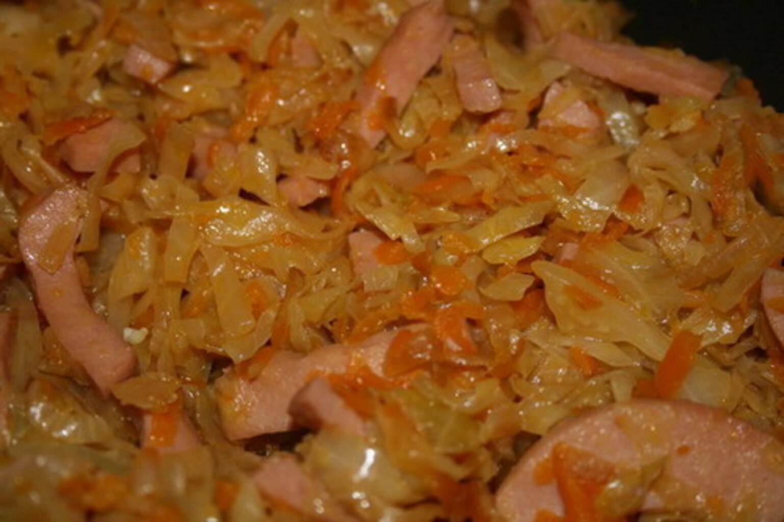 Приготовить капусту с колбасой