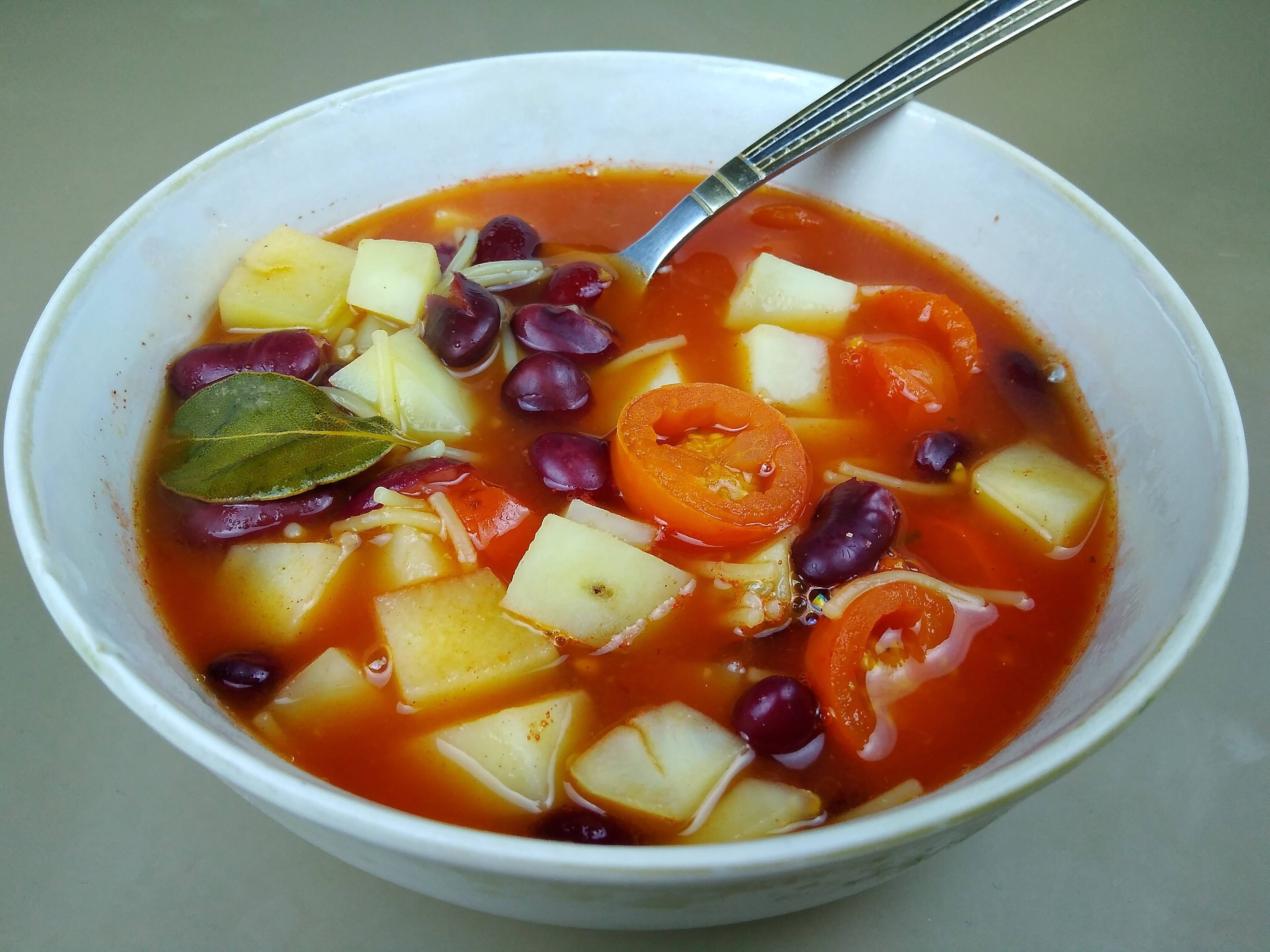 Суп с красной фасолью и курицей. Томатно-фасолевый суп. Суп с красной фасолью. Суп из консервированной фасоли. Суп с фасолью и томатами.