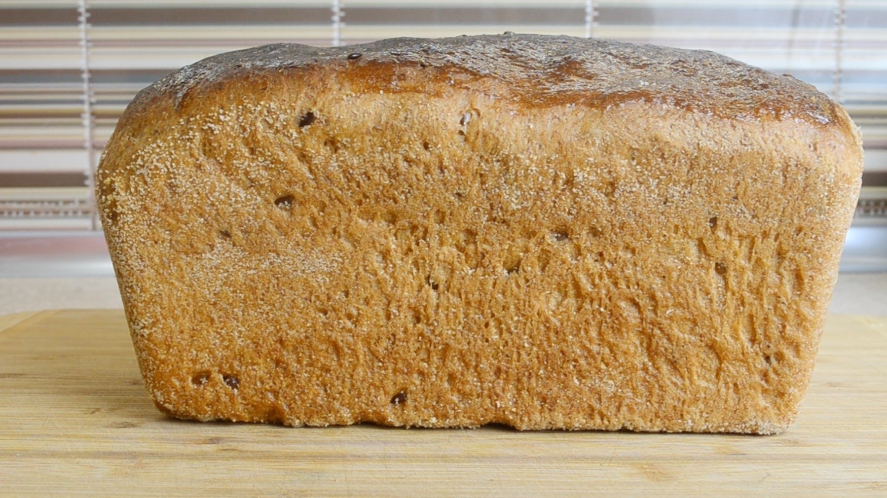 Хлеб цельнозерновой рецепт в духовке на дрожжах. Хлеб из цельнозерновой муки в духовке. Хлеб из пшеничной цельнозерновой муки. Цельнозерновой хлеб в духовке. ПП хлеб в духовке.