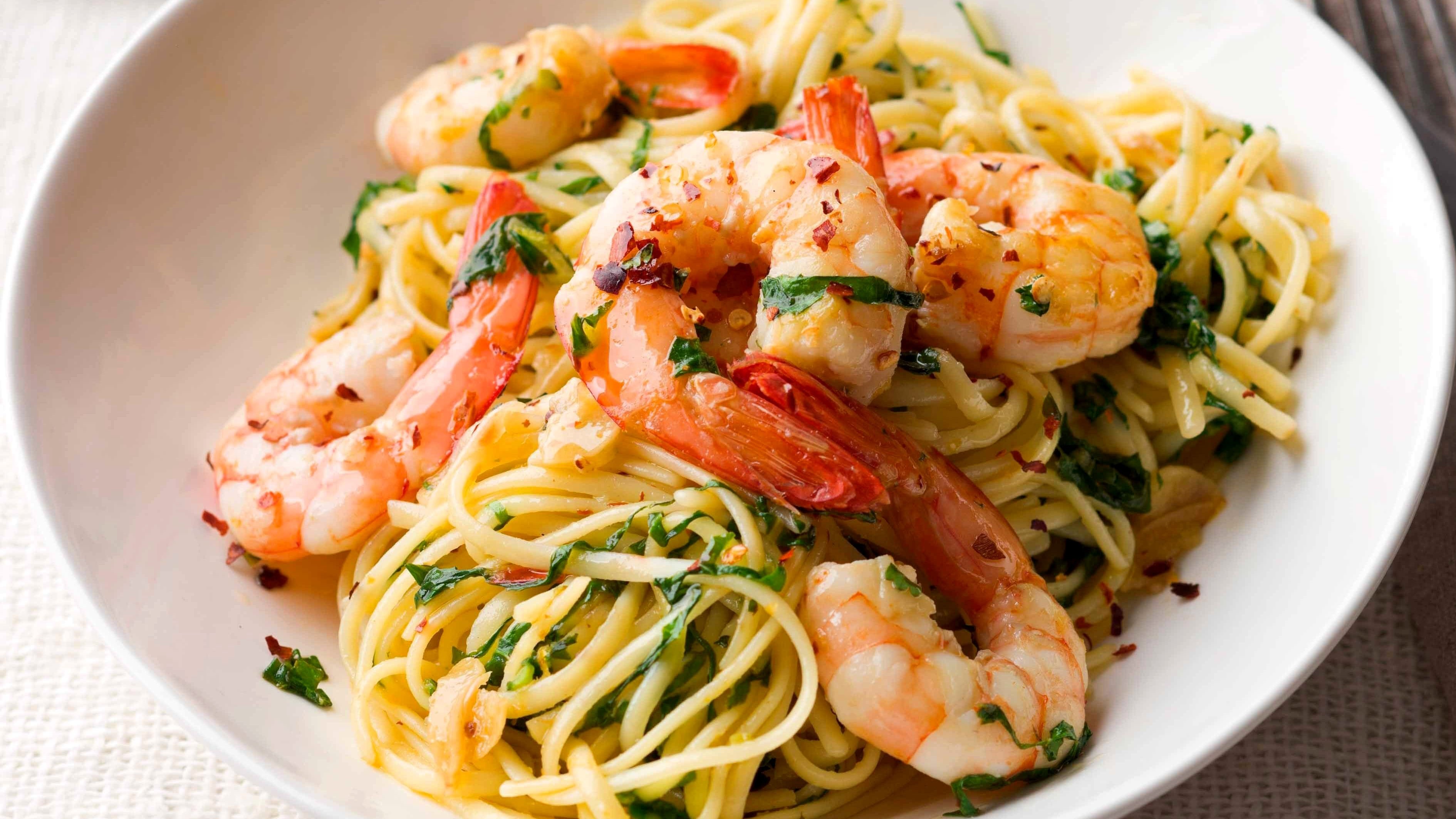 Соус для пасты с креветками. Prawn Linguine. Спагетти с морепродуктами. Спагетти с морепродуктами и вино. Лингвини с морепродуктами.