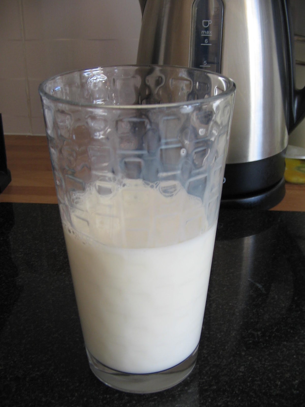 Сколько миллилитров в кефире. 100 Грамм молока в 200 миллилитровом стаканчике. 100 Мл молока в стакане. 100 Мл молока в граненом стакане. Молоко - 100 миллилитров.