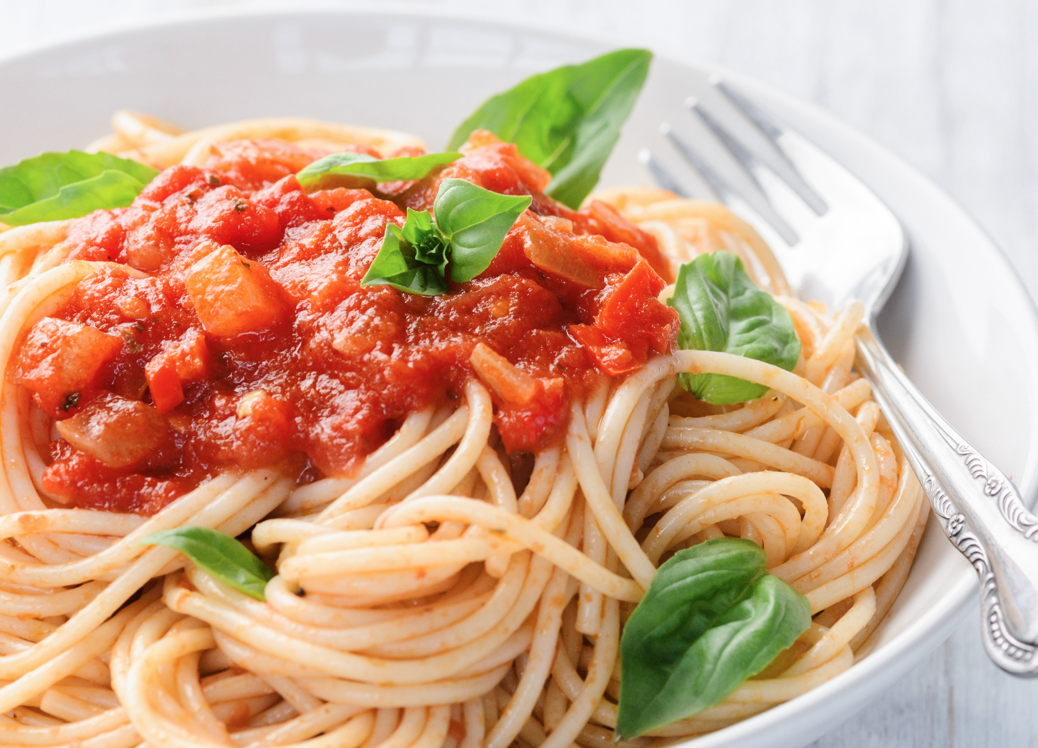 Лапша с томатами. Спагетти в томатном соусе. Лапша с томатной пастой. Спагетти с томатной пастой. Паста с томатным соусом.