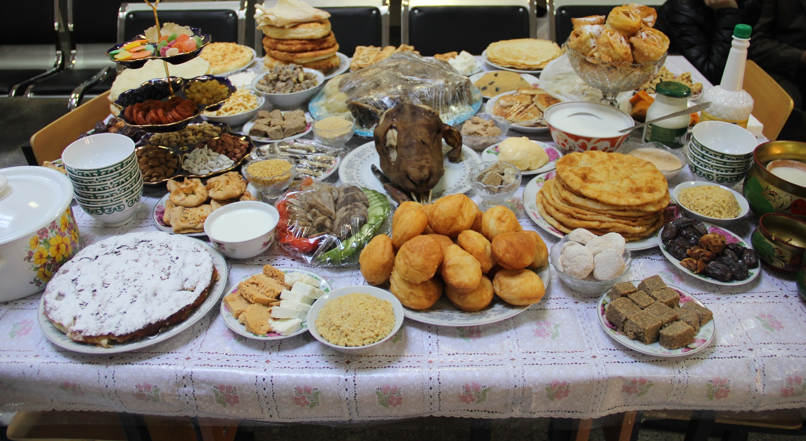 Просто попить чаю. Казахстанский накрытый дастархан. Казахский накрытый стол. Праздничный стол у казахов. Праздничный дастархан.