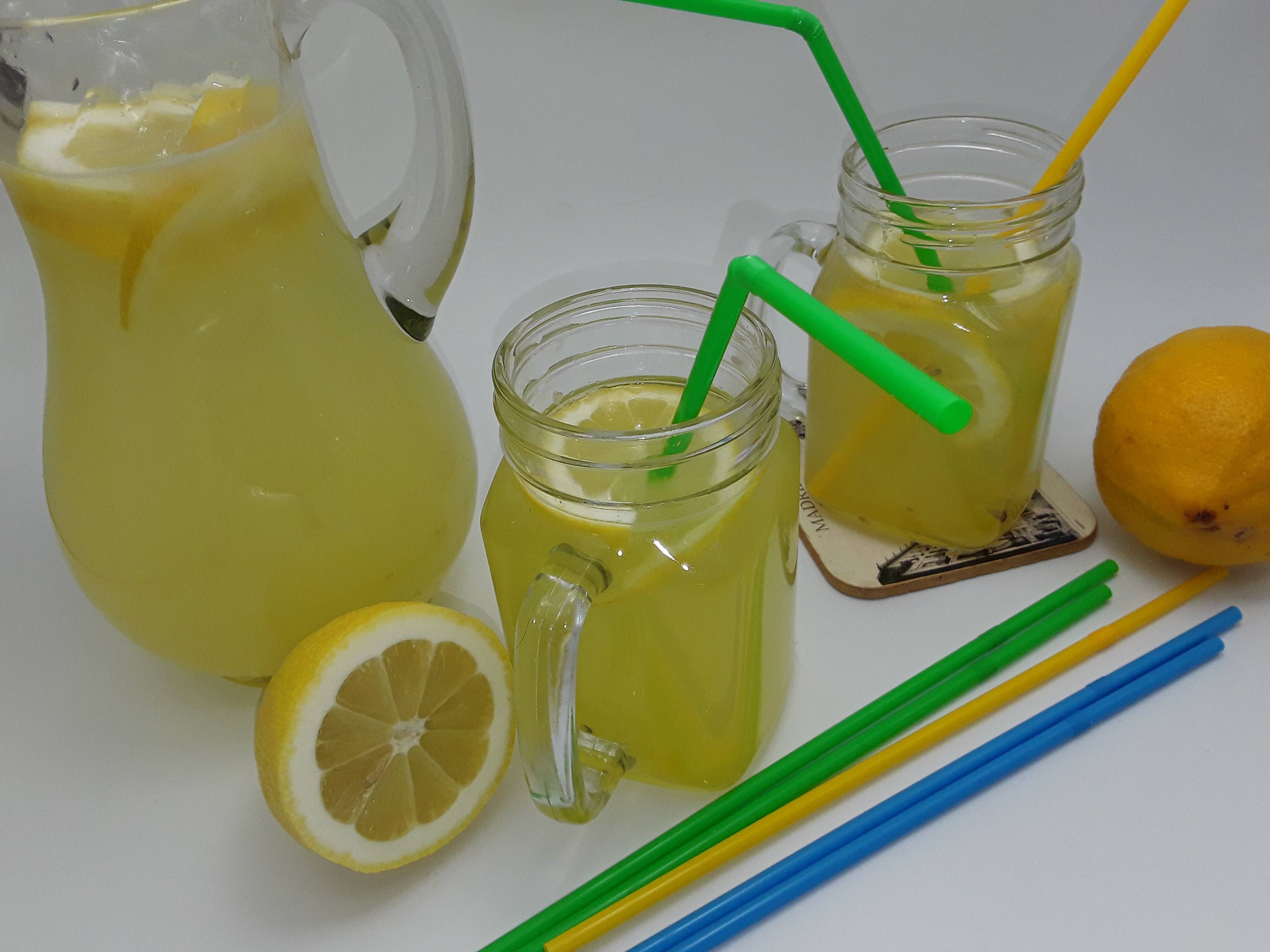 Лимонад домашний рецепт из лимона и мяты. Лимонад. Домашние лимонады. Лимонад Ингредиенты. Лимонный лимонад.