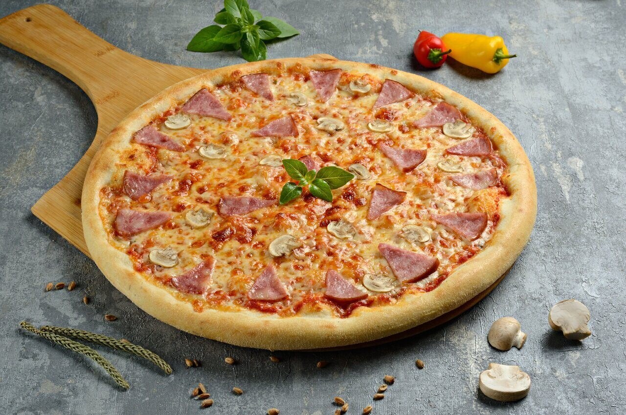 Пицца неаполитано состав. Неаполитано пицца с мясом. Пицца ветчина и грибы.