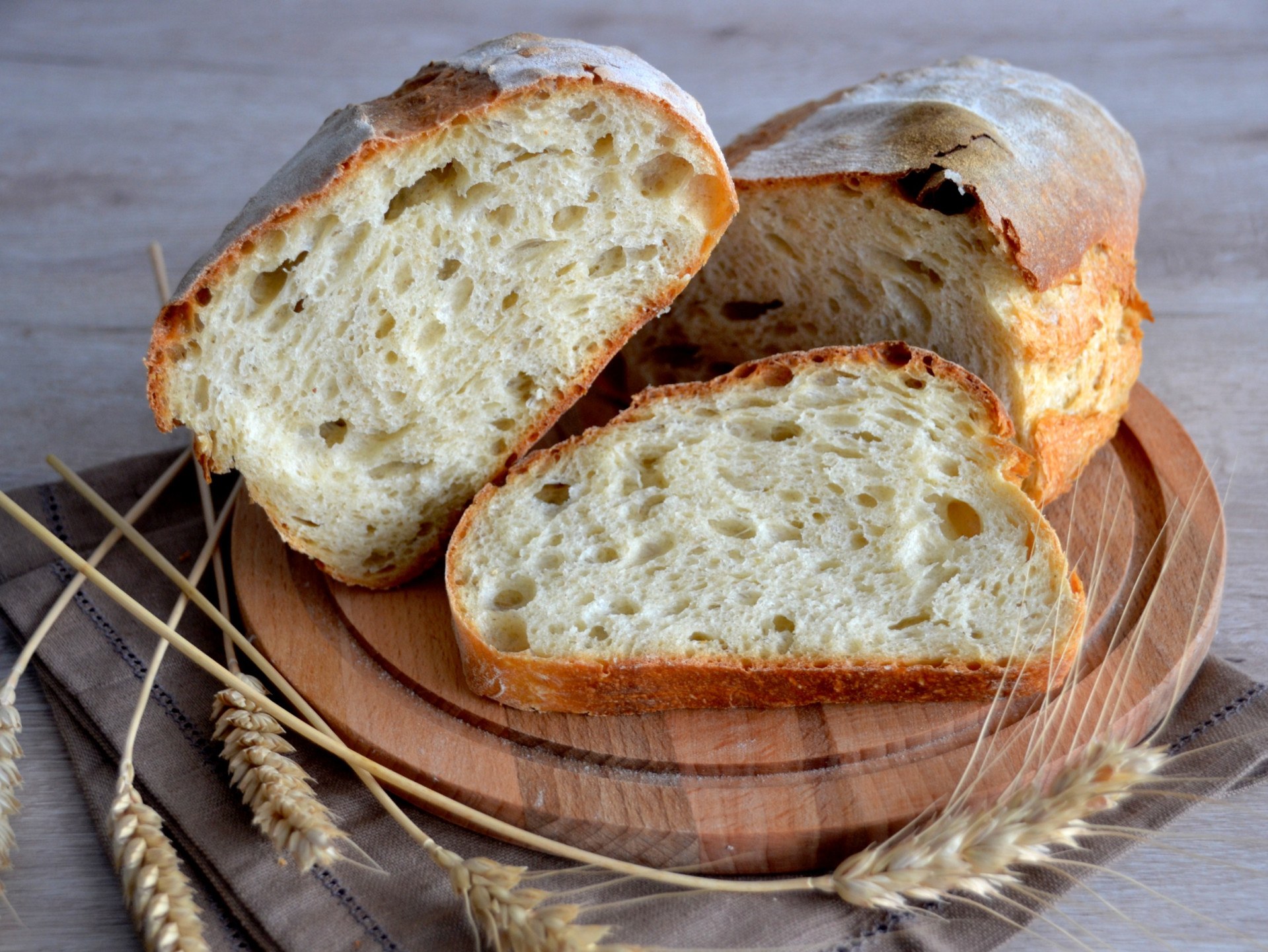 Вкусный хлеб на воде в духовке. Пшеничный хлеб на закваске. Хлеб на закваске белый пшеничный. Пшеничный хлеб пшеничный хлеб. Ржано-пшеничный хлеб на закваске.