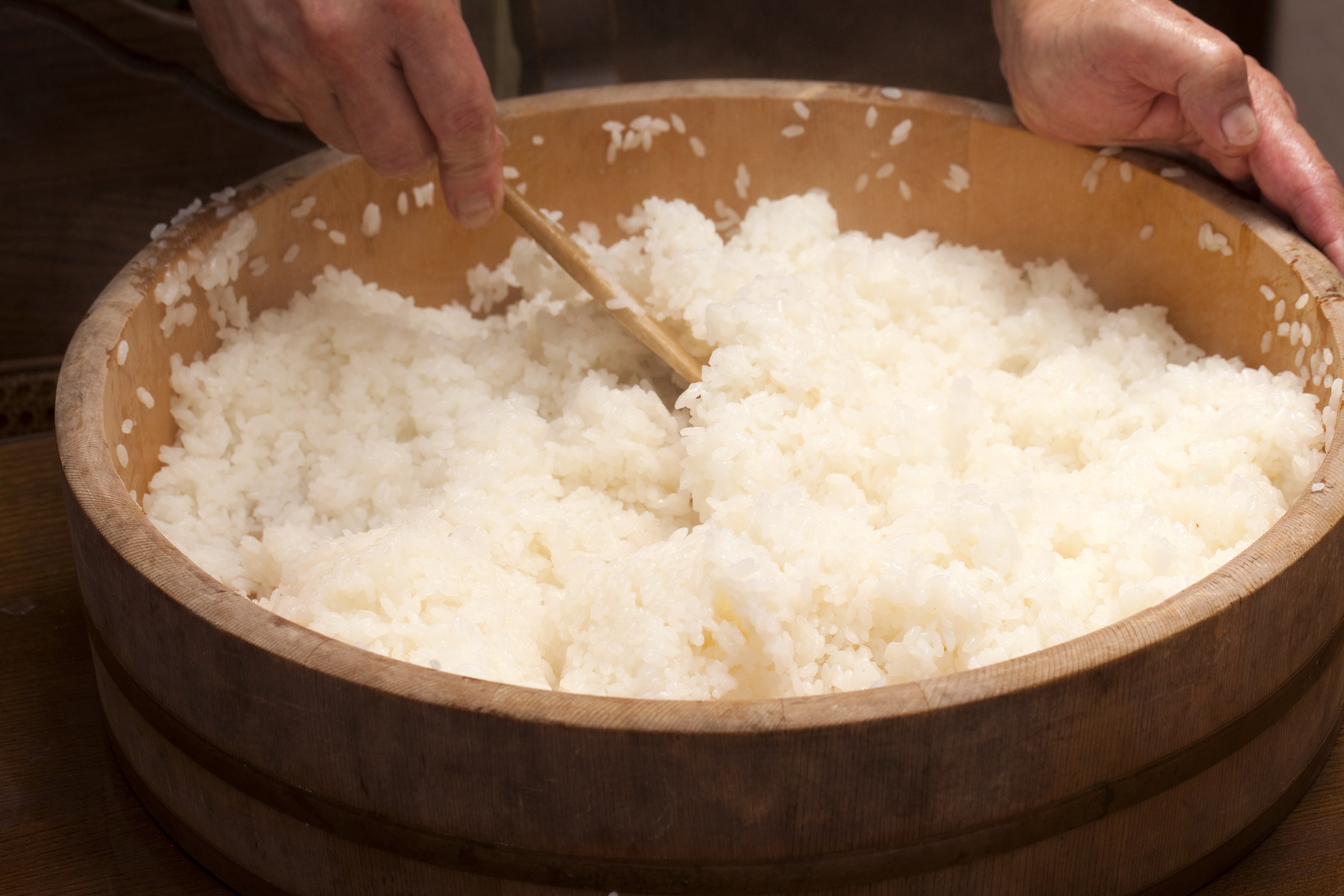 Рис держит воду. Рис для суши. Варка риса для роллов. Рис для суши в кастрюле. Профессиональный аппарат для варки риса для роллов.
