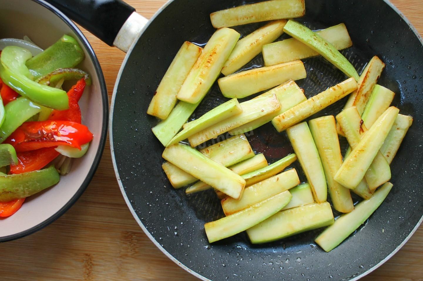 Кабачки просто и вкусно на сковороде. Тушеные кабачки. Кабачки тушёные с овощами. Кабачки с овощами на сковороде. Тушёные кабачки с овощами на сковороде.