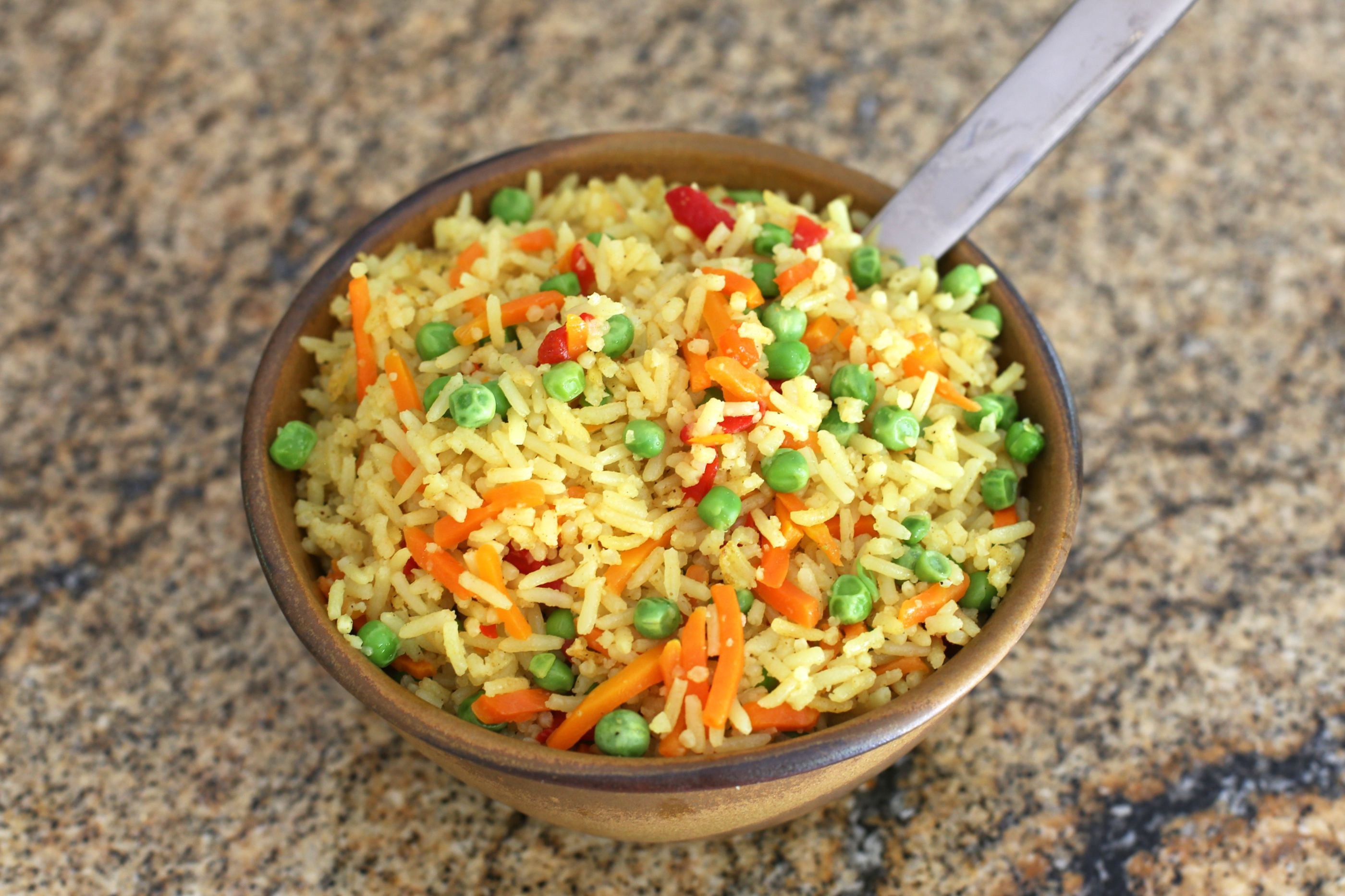 Рецепт вкусного риса с овощами. Гарнир "рис с овощами" постная паэлья. Рис с зеленым горошком и морковью. Рис гарнир карри. Рис карри постный.