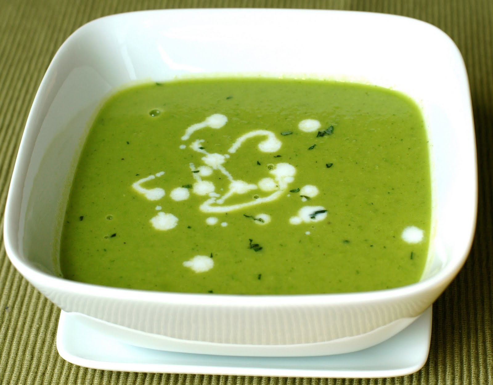 Суп из зеленого гороха. Зеленый суп. Суп из зелёного горошка. Суп-пюре «гороховый». Суп пюре из зеленого горошка.