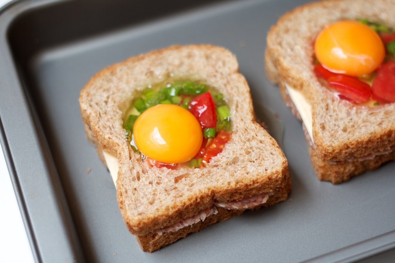 Хлеб с яйцом и сыром на сковороде. Необычные бутерброды. Бутерброд с яйцом. Бутерброды на завтрак. Бутерброд с жареным яйцом.