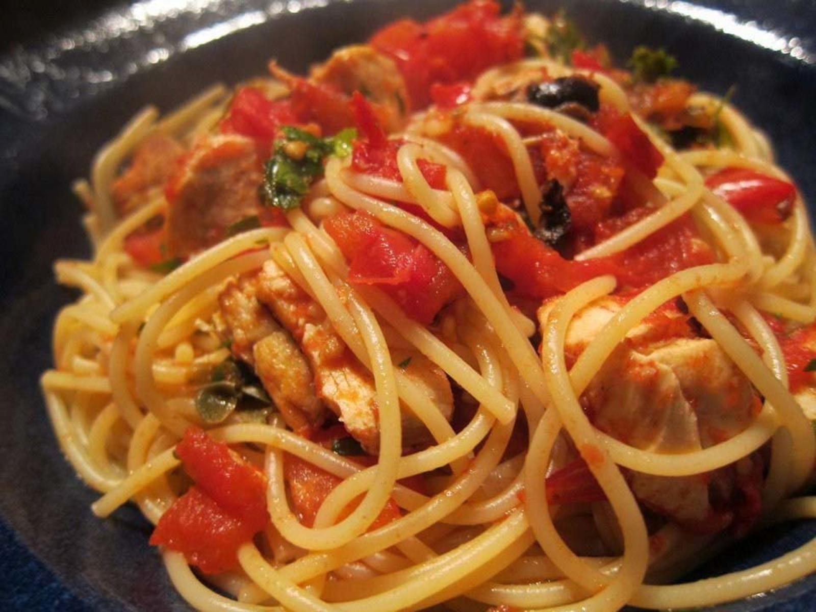 Спагетти в соусе в духовке. Спагетти с помидорами. Макароны с томатом. Спагетти с курицей и грибами в томатном соусе. Паста с курицей и томатами.