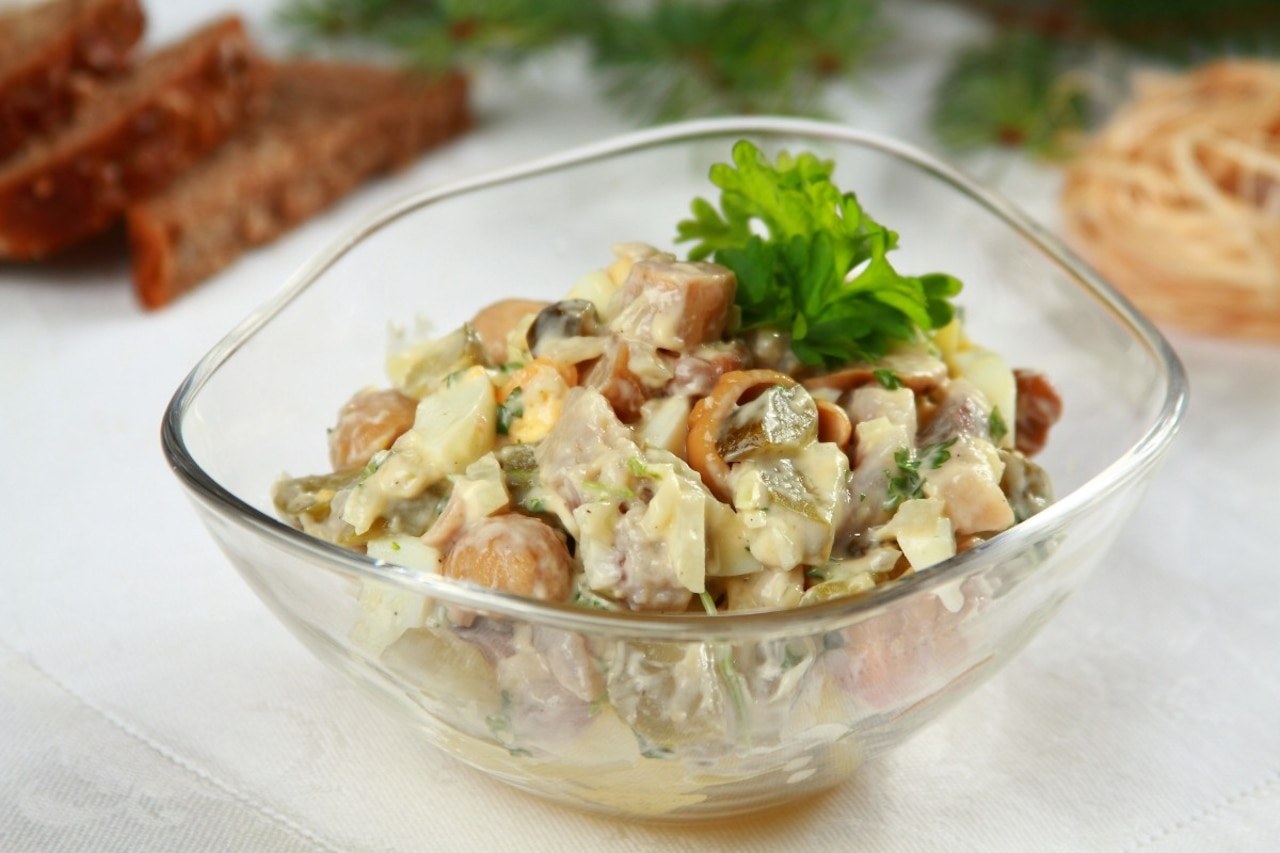 Салат с курицей грибами и картошкой