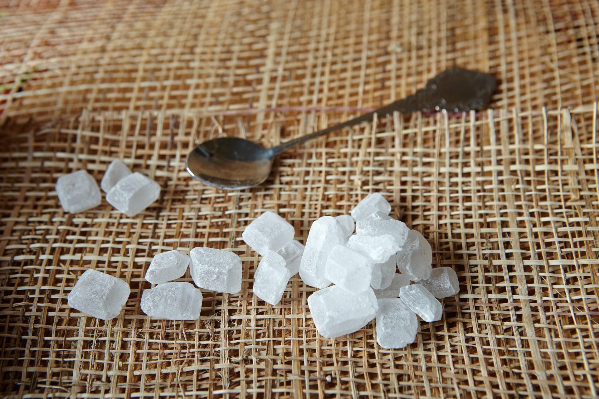 Кристаллический песок. Сахар Кристалл 950г. Кристальный сахар нават. Каменный сахар. Сахар крупные Кристаллы.