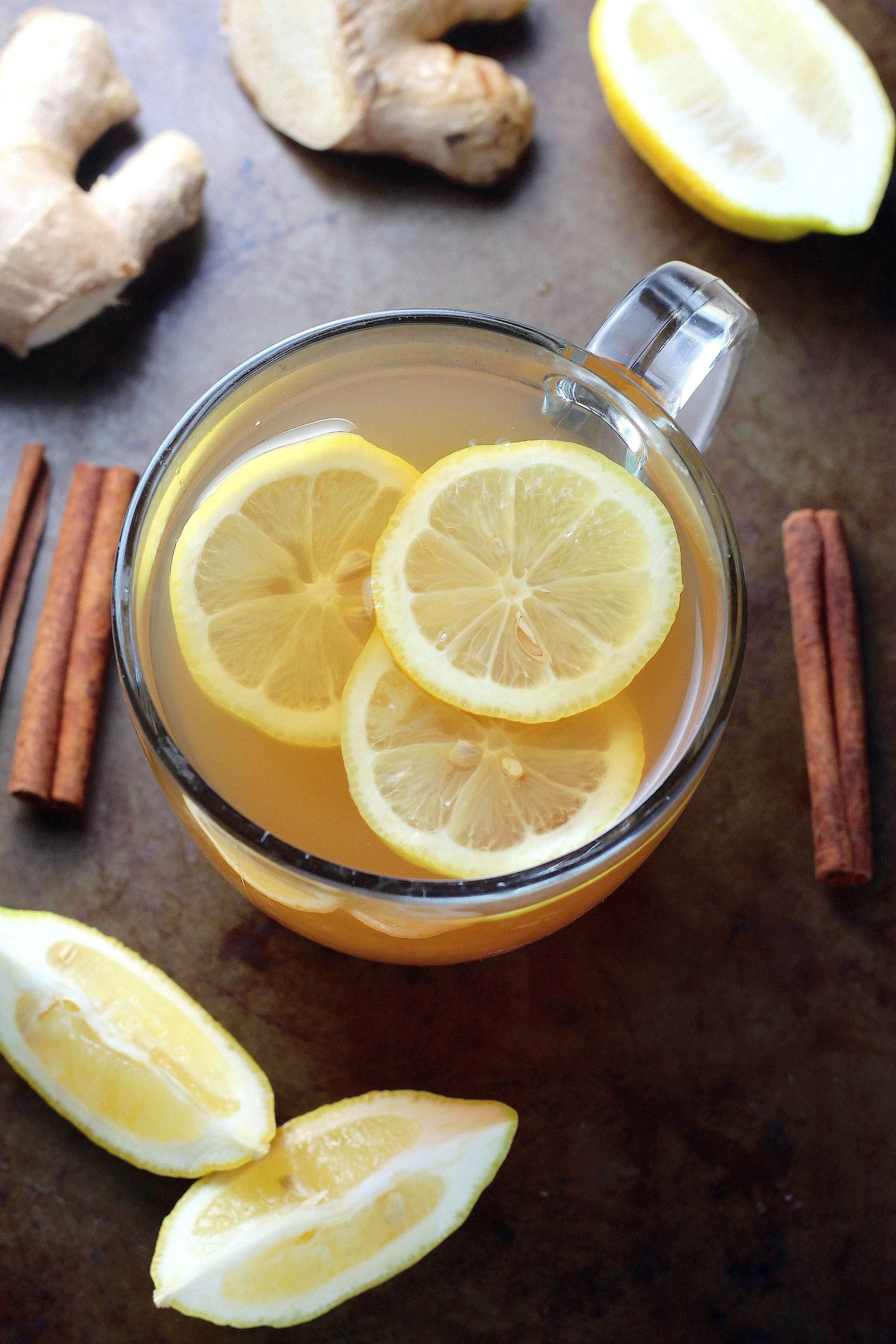 Сок лимона вода корица. Чай с лимоном и имбирем. Лимон с имбирем. Имбирный чай. Имбирный чай с лимоном.
