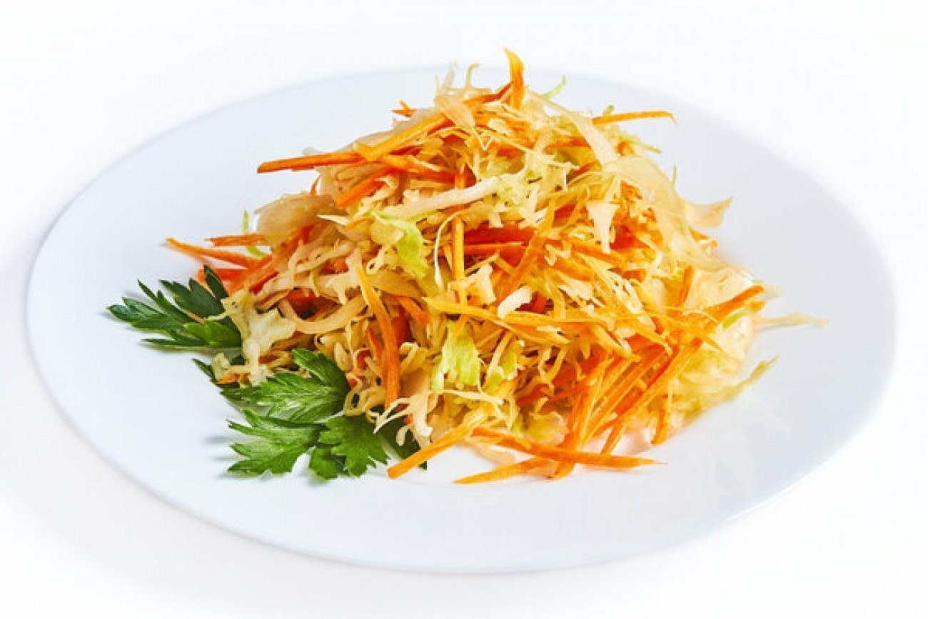 Витаминный салат с капустой и морковью