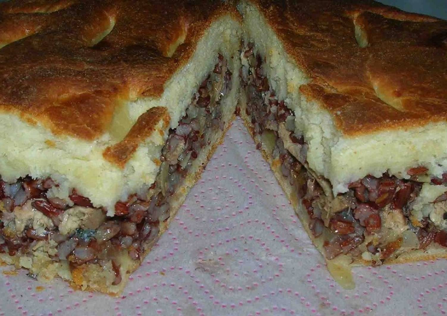 Дрожжевой пирог с рыбными консервами и рисом