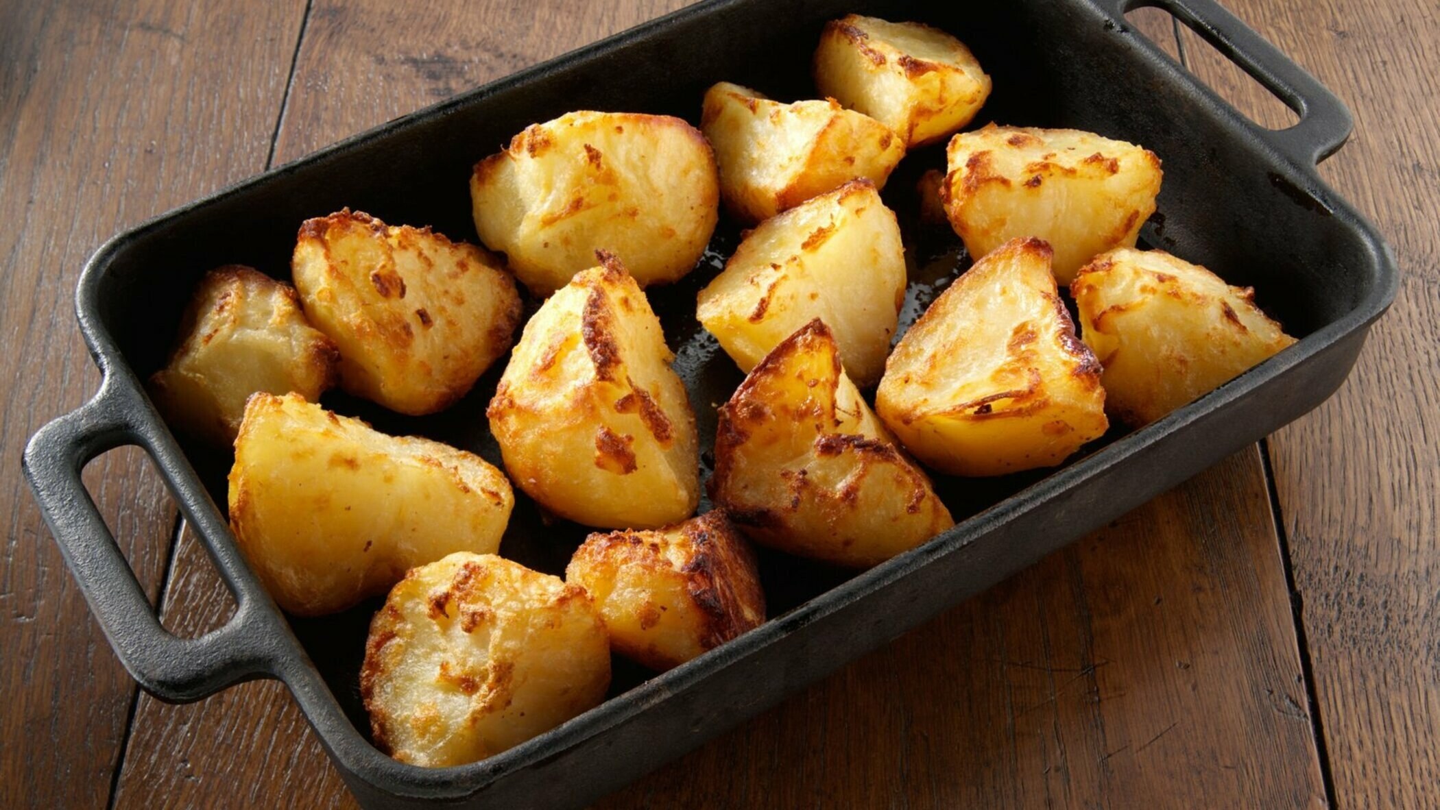 Виды печеного. Картофель запеченный в духовке. Запеченные половинки картофеля. Картошка в духовке запеченная. Запечённый картофель в духовке целиком.