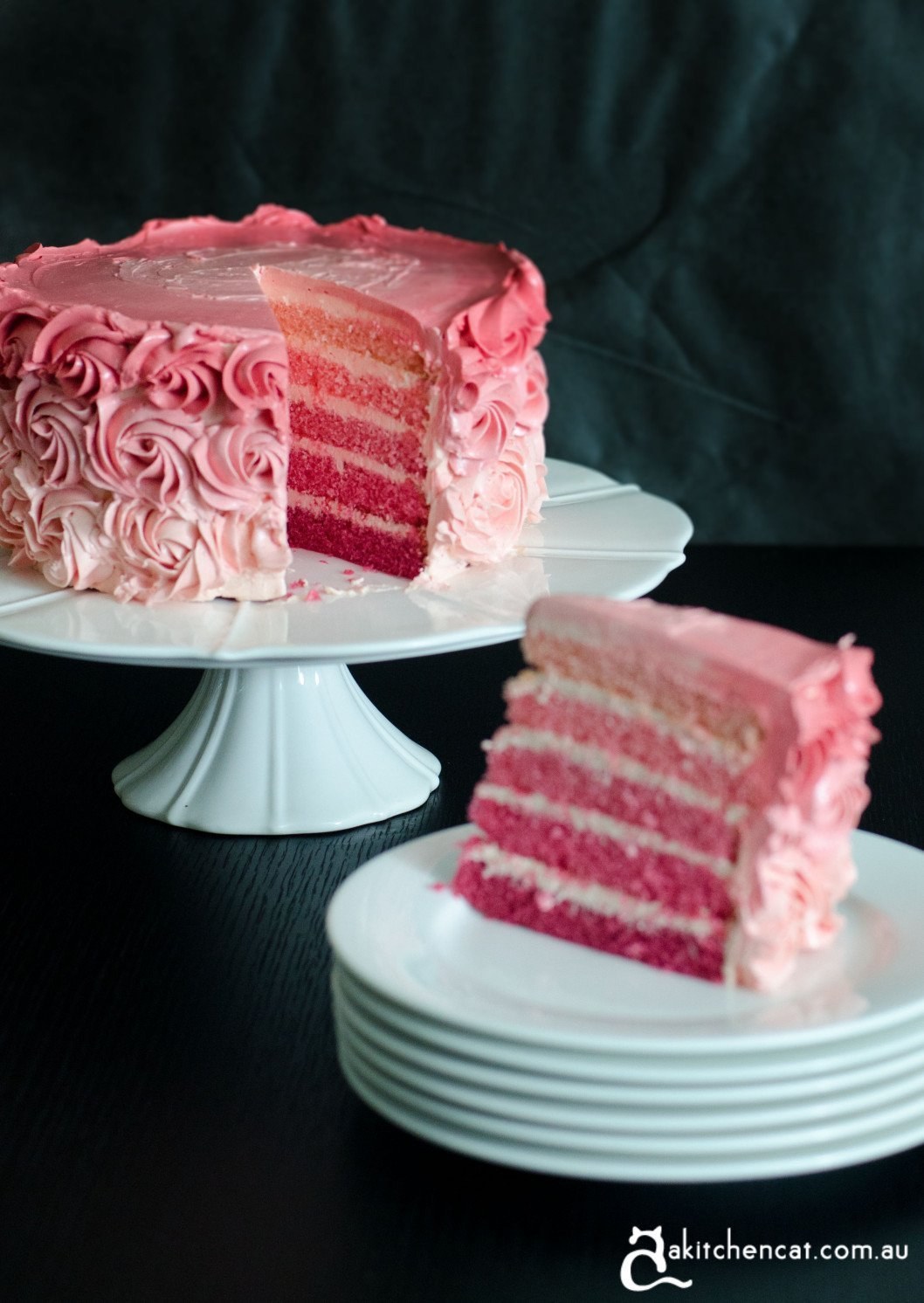 Сделать розовый торт. Торт омбре. Торт розовый бархат. Торт градиент. Кусок торта розовый.