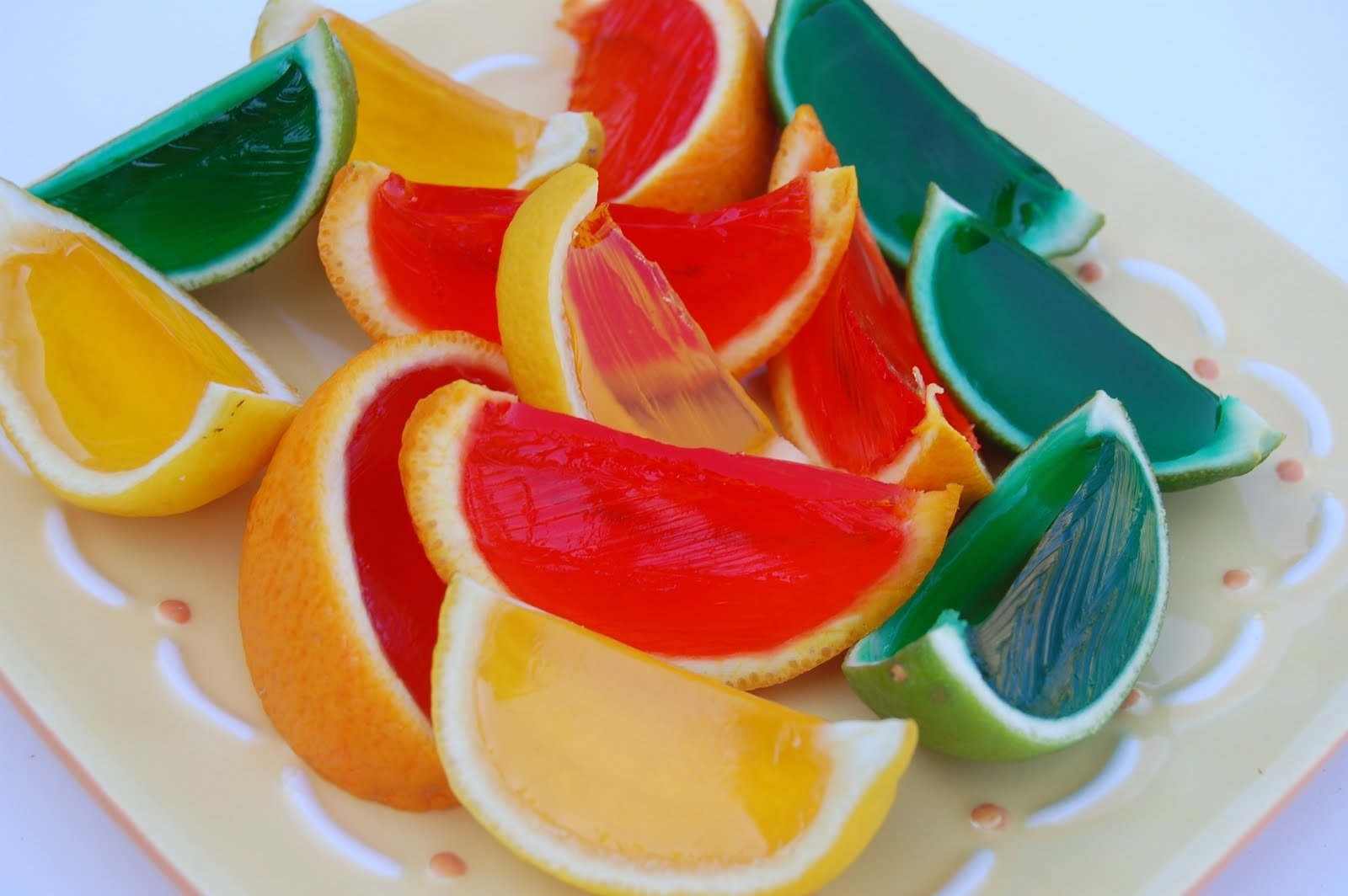 Желейный сок. Фрут Джелло желе. Разноцветное желе. Желе в апельсиновых корках. Разноцветные фрукты.