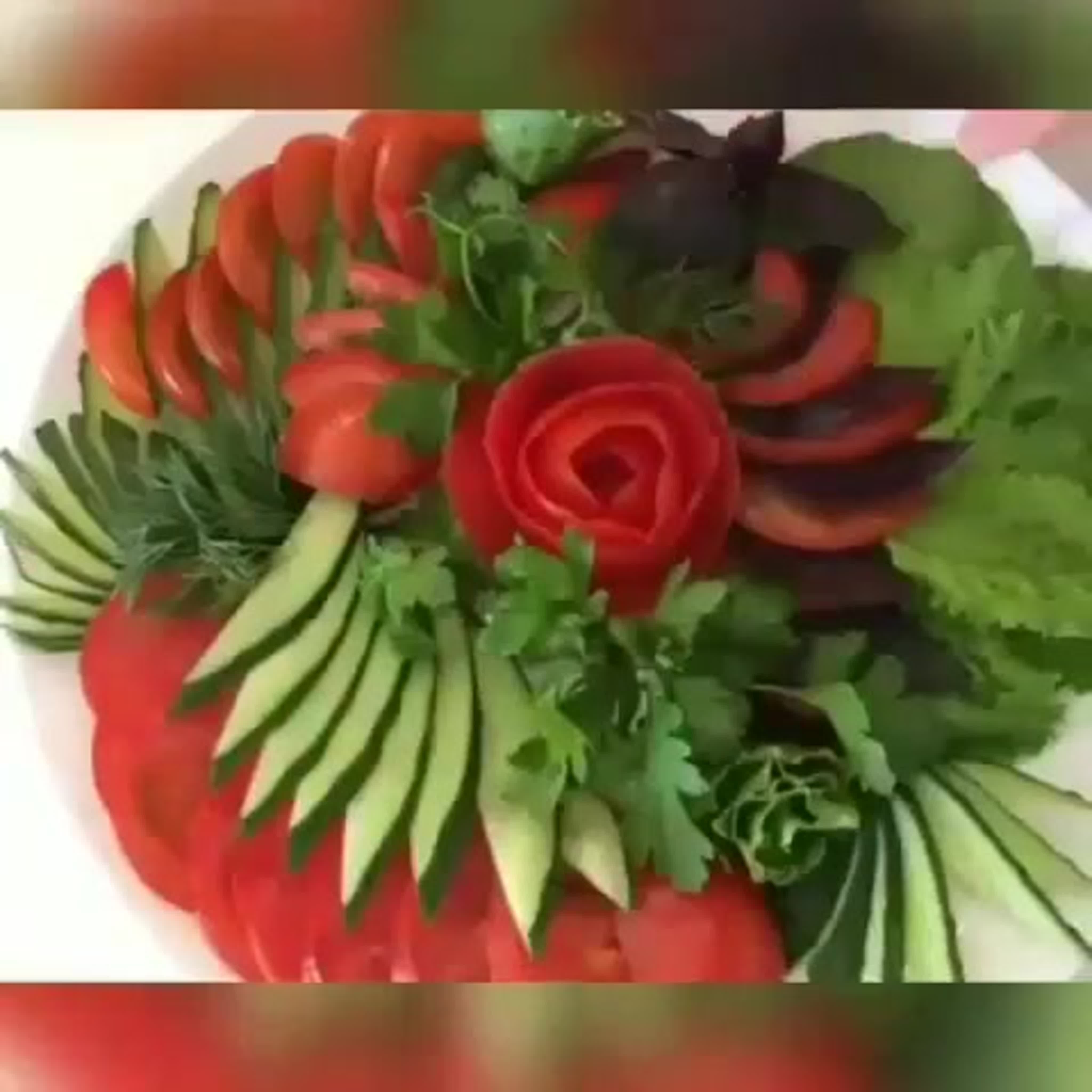 Красиво выложить овощи в виде роз