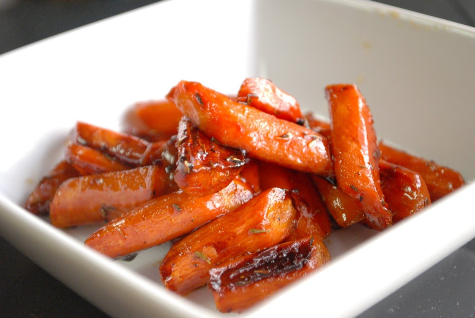 Печеная морковь. Морковь в духовке. Запеченная морковь в духовке. Морковка в духовке запеченная с сахаром.