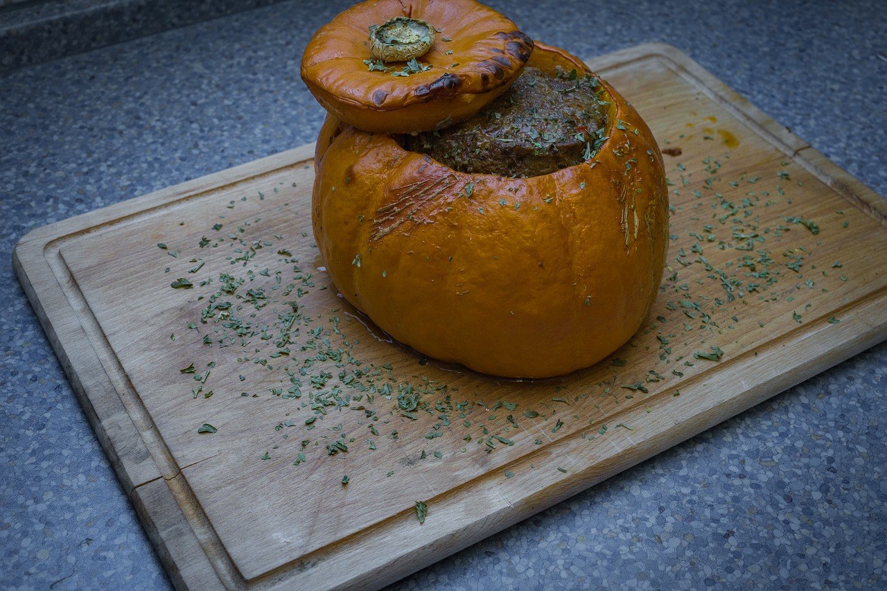 Фаршированная тыква в духовке овощами. Тыква фаршированная овощами и мясом. Тыква фаршированная индейкой. Жаркое из тыквы. Айва и тыква с фаршем.