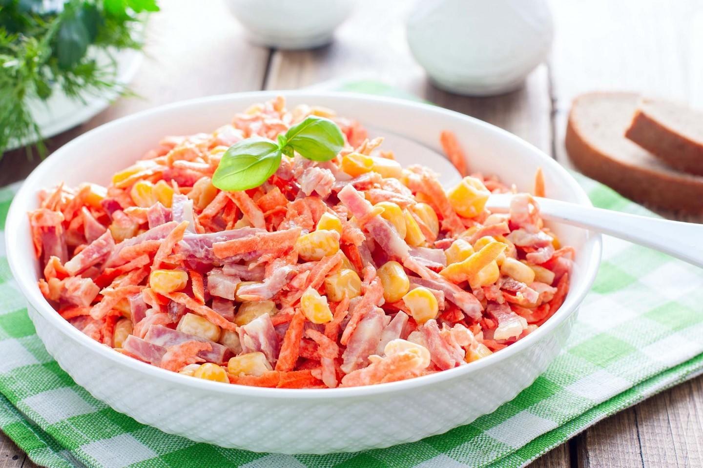 Копченая колбаса салат рецепт классический. Салат с копченой колбасой и морковью. Салат с корейской морковкой и колбасой. Салат с морковкой и колбасой копченой. Салат с болгарским перцем и копченой колбасой.