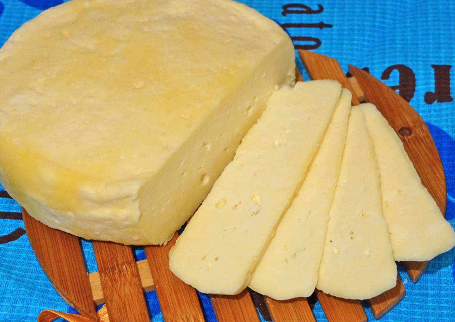 Сварить домашний сыр из творога и молока. Сыр Качотта Рыльский Сыродел. Домашний сыр из творога. Домашний твердый сыр. Домашний сыр из молока.