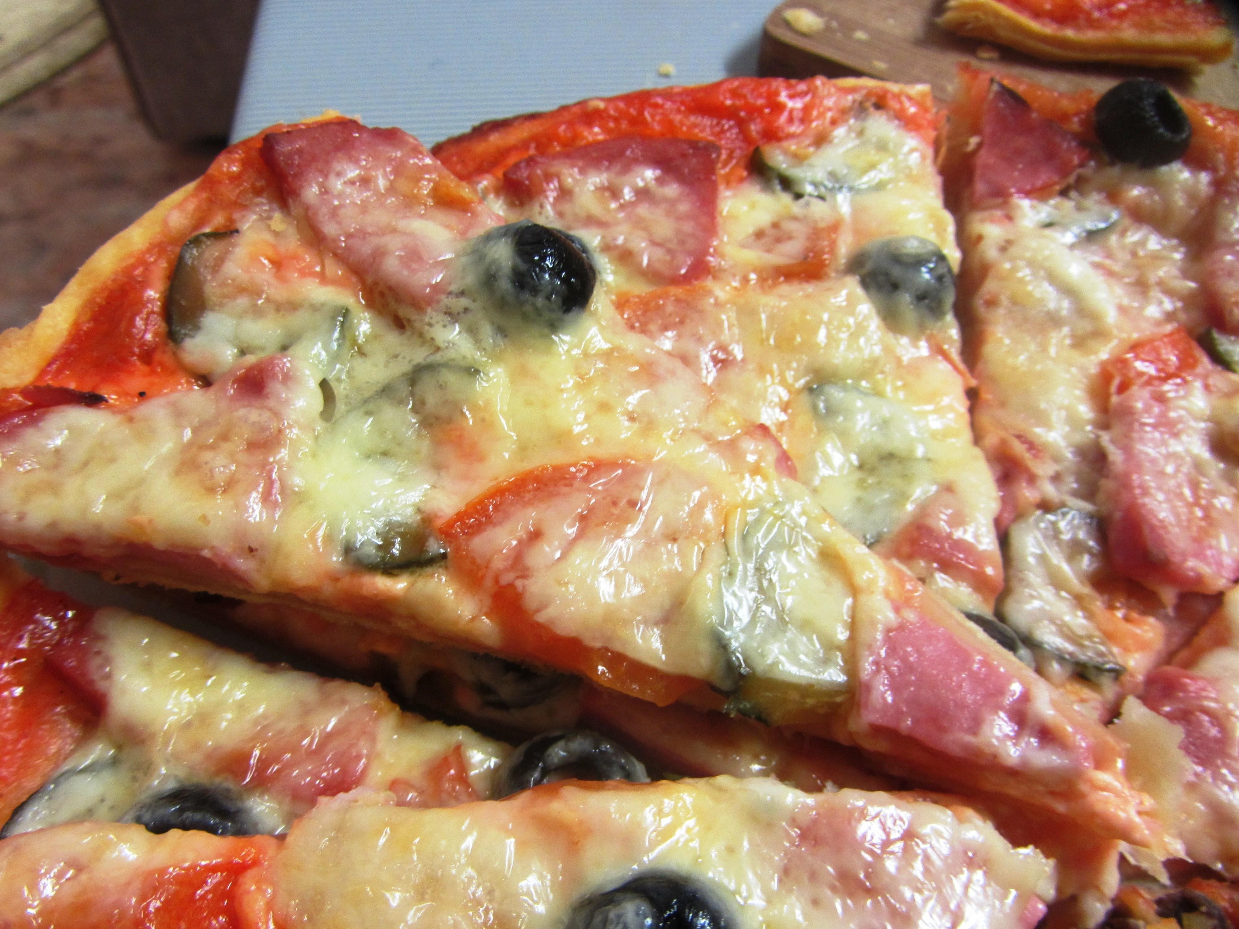 Пицца испечь в домашних условиях в духовке. Пицца с колбасой. Пицца в духовке. Пицца домашняя с колбасой. Пицца домашняя в духовке.