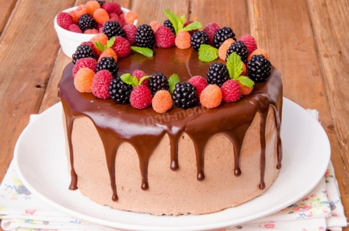 Фото торта с ягодами наверху и шоколадом