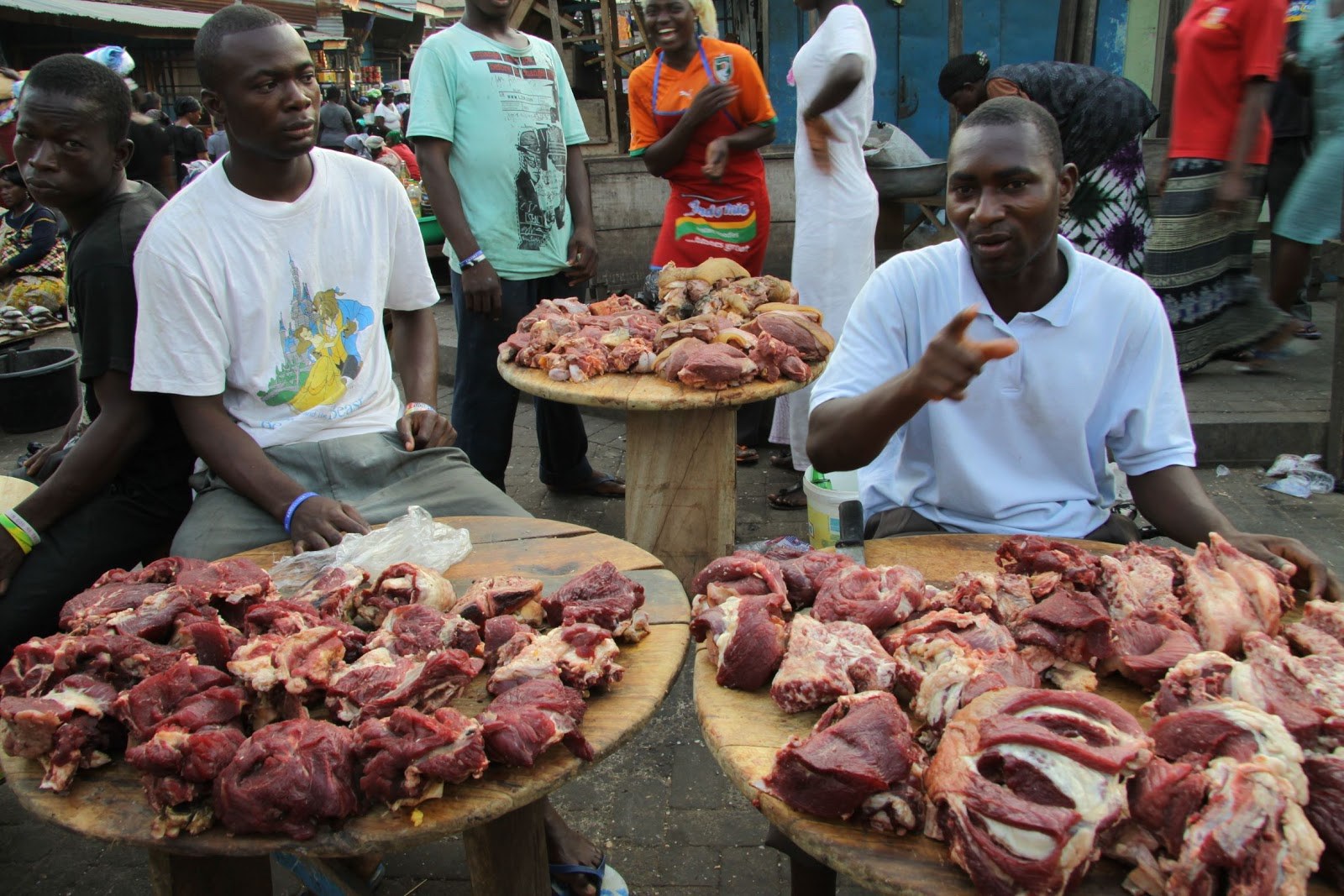 Сколько человек едят мясо. Рынок в Африке. Рынок человеческого мяса. Еда в Африке.