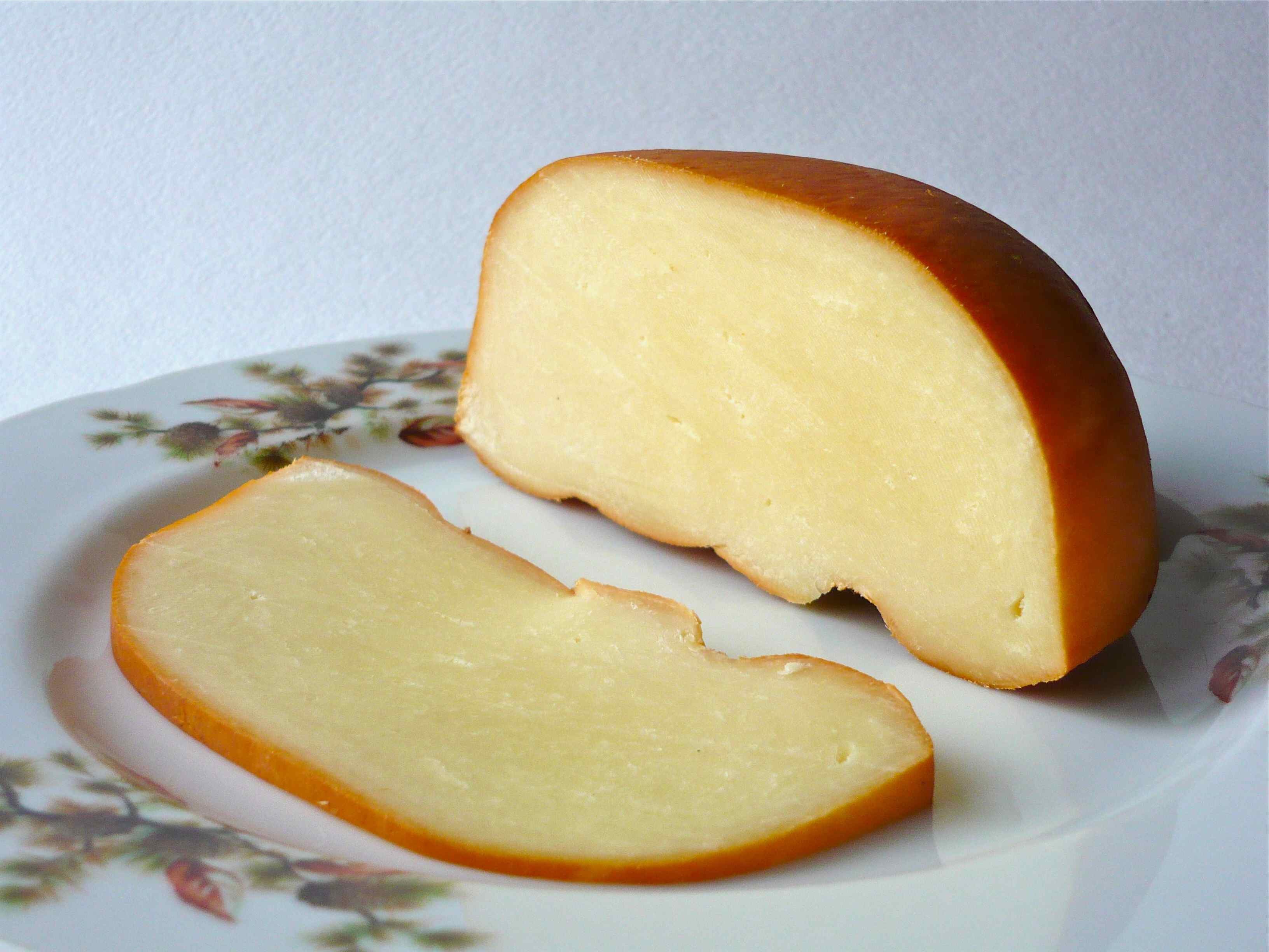 Абхазский сыр. Сыр сулугуни копченый. Сыр сулугуни копченый домашний. Кабардинский сыр копченый. Сыр копченый круглый.