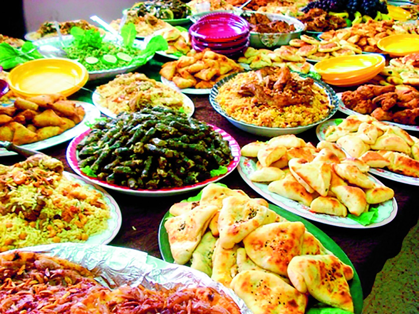Что готовят на уразу. Мусульманские блюда на праздничный стол. Блюда на уразу. Стол мусульманский праздничный. Турецкий праздничный стол.