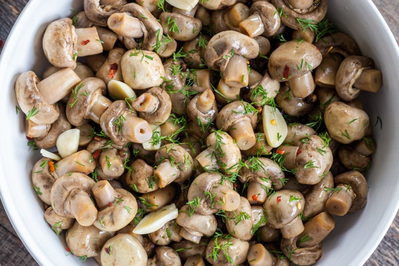 Маринованные шампиньоны закуска с чесноком и приправами