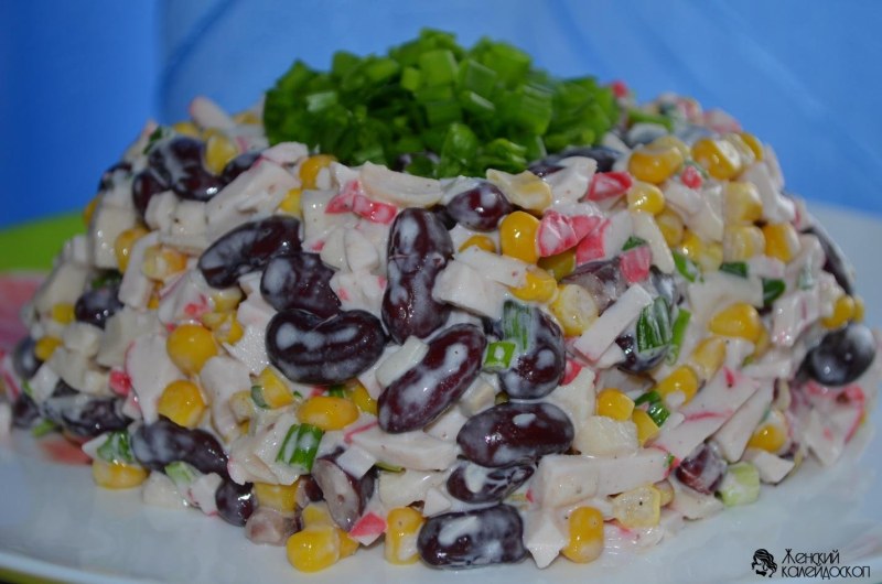 Салат с фасолью и крабовыми палочками