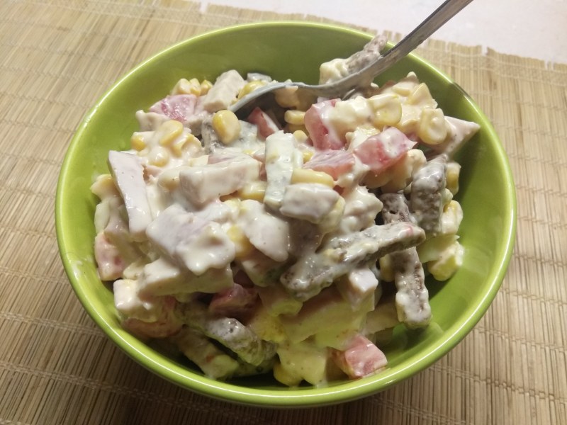 Салат с сухариками и сыром
